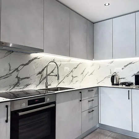 8 By Proliving Hospitality Apartment *