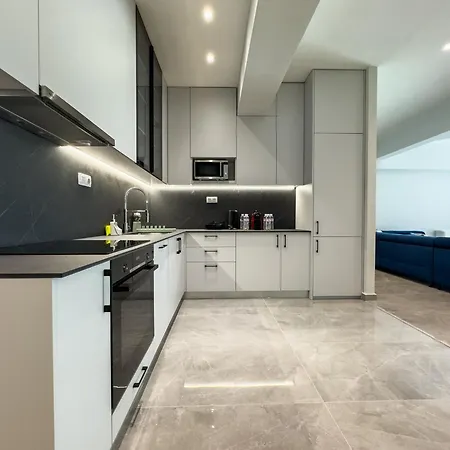 8 By Proliving Hospitality アパート *