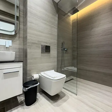 8 By Proliving Hospitality アパート