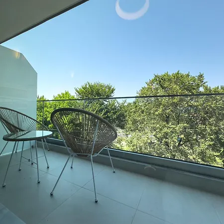 8 By Proliving Hospitality アパート